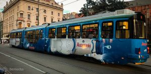 Tramwaj reklamujący Muszyniankę, pokazujący skuteczność reklamy w przestrzeni miejskiej.