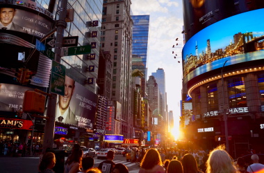 Types of OOH Advertising: 6 OOH and DOOH Banner Formats Explained