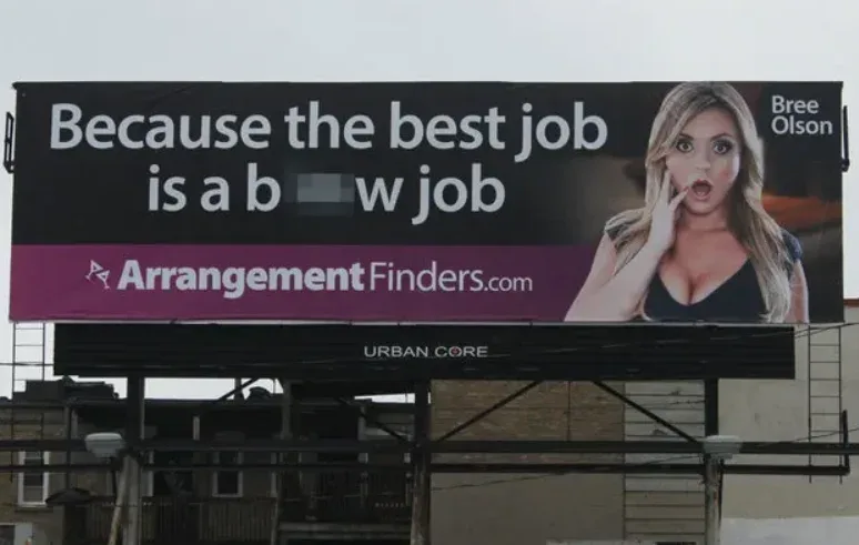 Billboard ArrangementFinders z kobietą i prowokacyjnym hasłem reklamowym