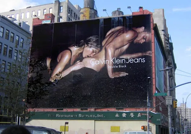 Wielkoformatowy billboard Calvin Klein Jeans Double Black z dwiema modelkami