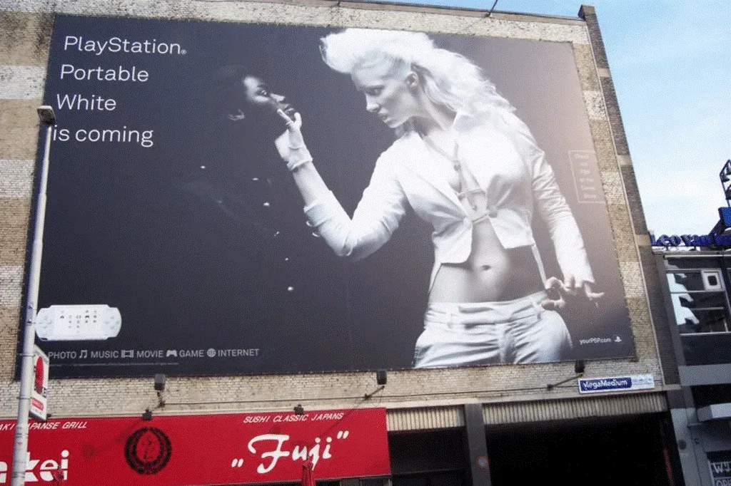 Billboard PlayStation Portable z hasłem „White is coming” i dwiema kobietami