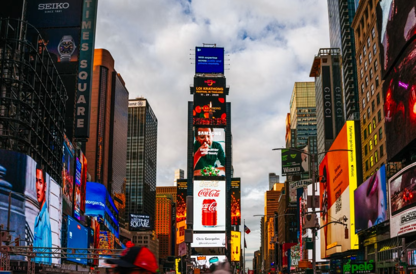 Out-of-home advertising: What it is and 7 tips for eye-catching OOH ads