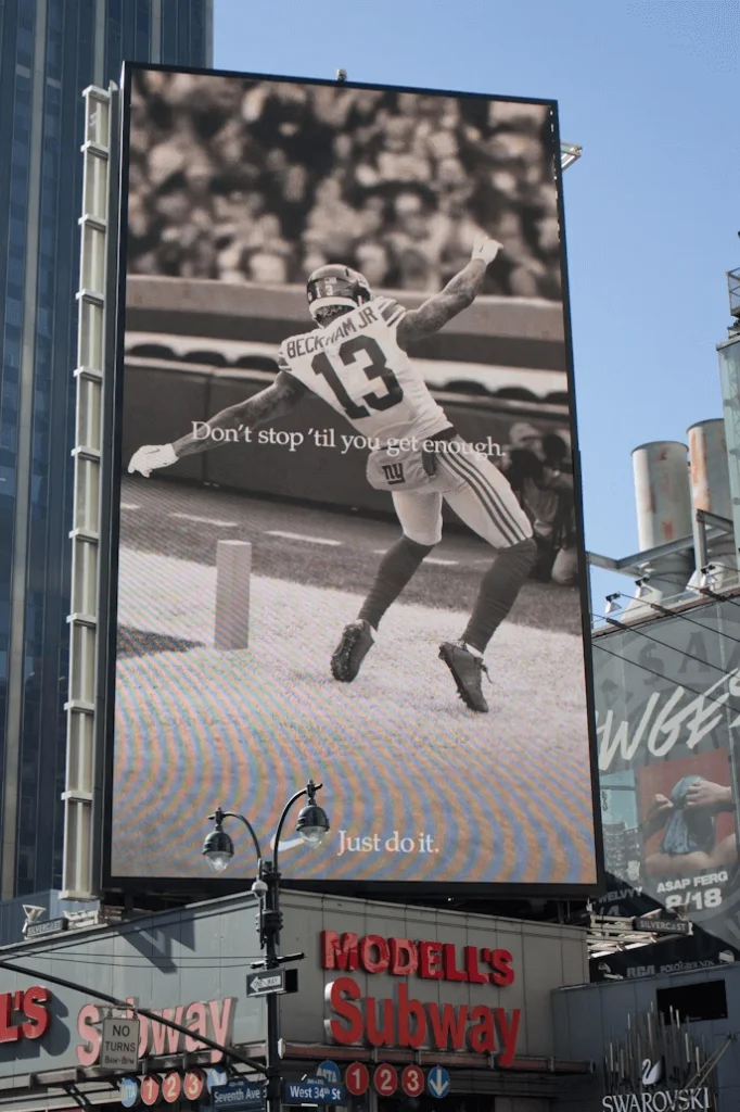 Billboard Nike z Odellem Beckhamem Jr. i hasłem „Don’t stop ’til you get enough”