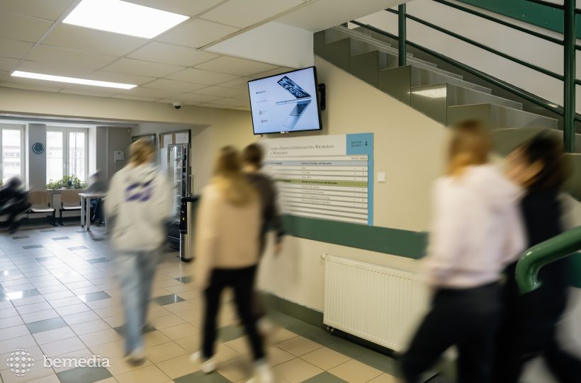 Marketing dla Gen Z na nośnikach DOOH na uczelniach: poradnik